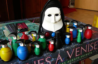 Intrigues à Venise : quand le masque de Scream donne les boules (de couleurs !)