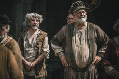 Hervé Marly à gauche et Philippe des Pallières à droite costumés en tant que figurants dans le film éponyme